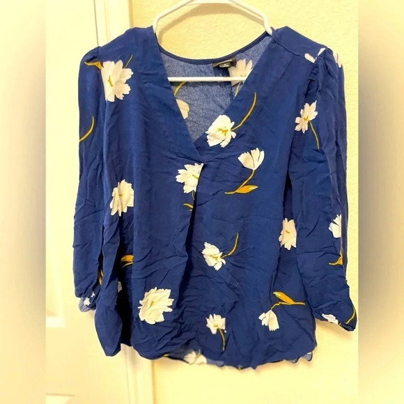 A.N.A women’s blue and white V-neck Flower blouse size M - Picture 1 of 3